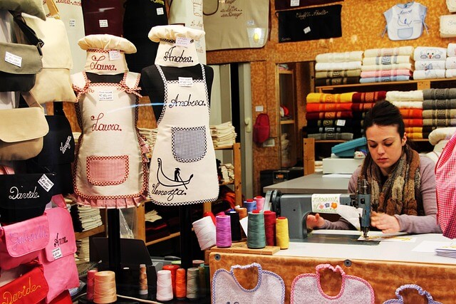 Vender sem perder a alma: Como comercializar o artesanato tradicional sem abandonar sua essência